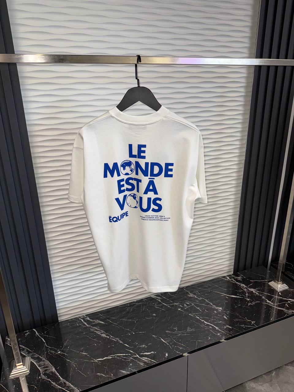 T-Shirt Louis Vuitton Blanc LV Globe - NV ESSENTIALS