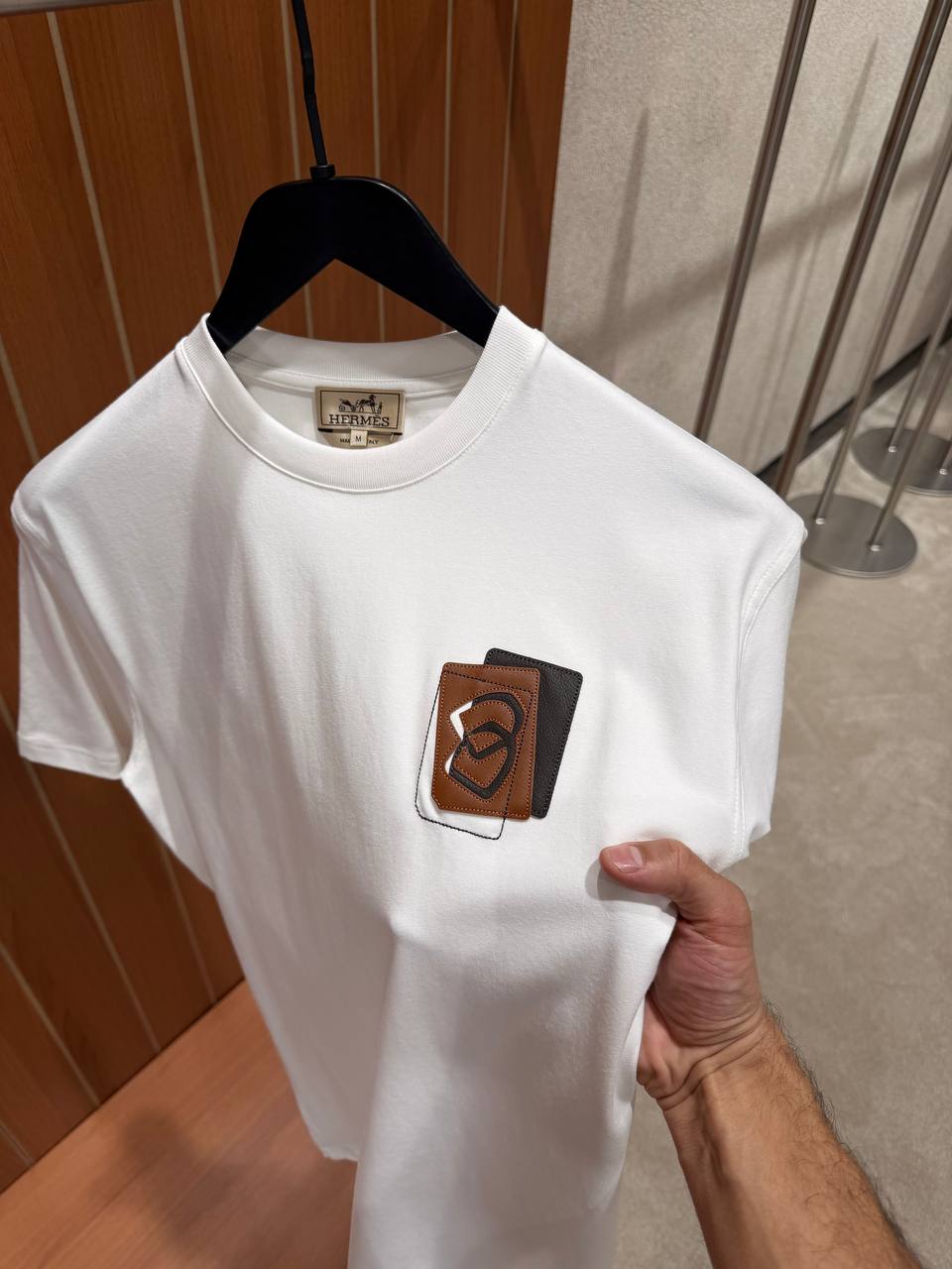 Hermès - T-Shirt Blanc Patch Cuir - NV ESSENTIALS