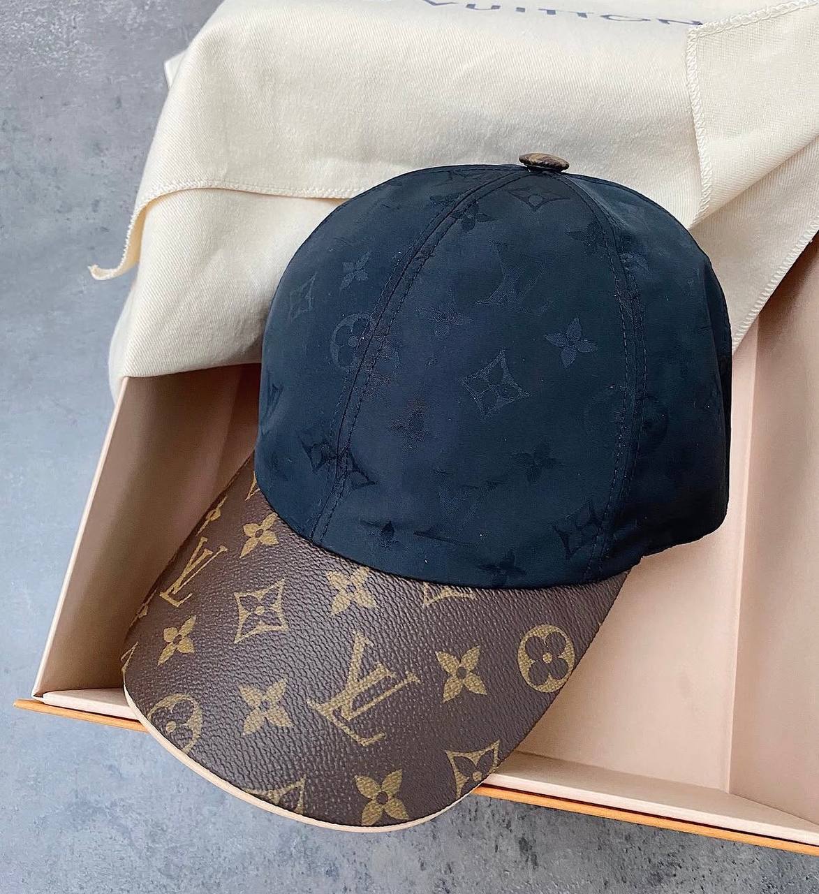 Louis Vuitton Cap - NV ESSENTIALS