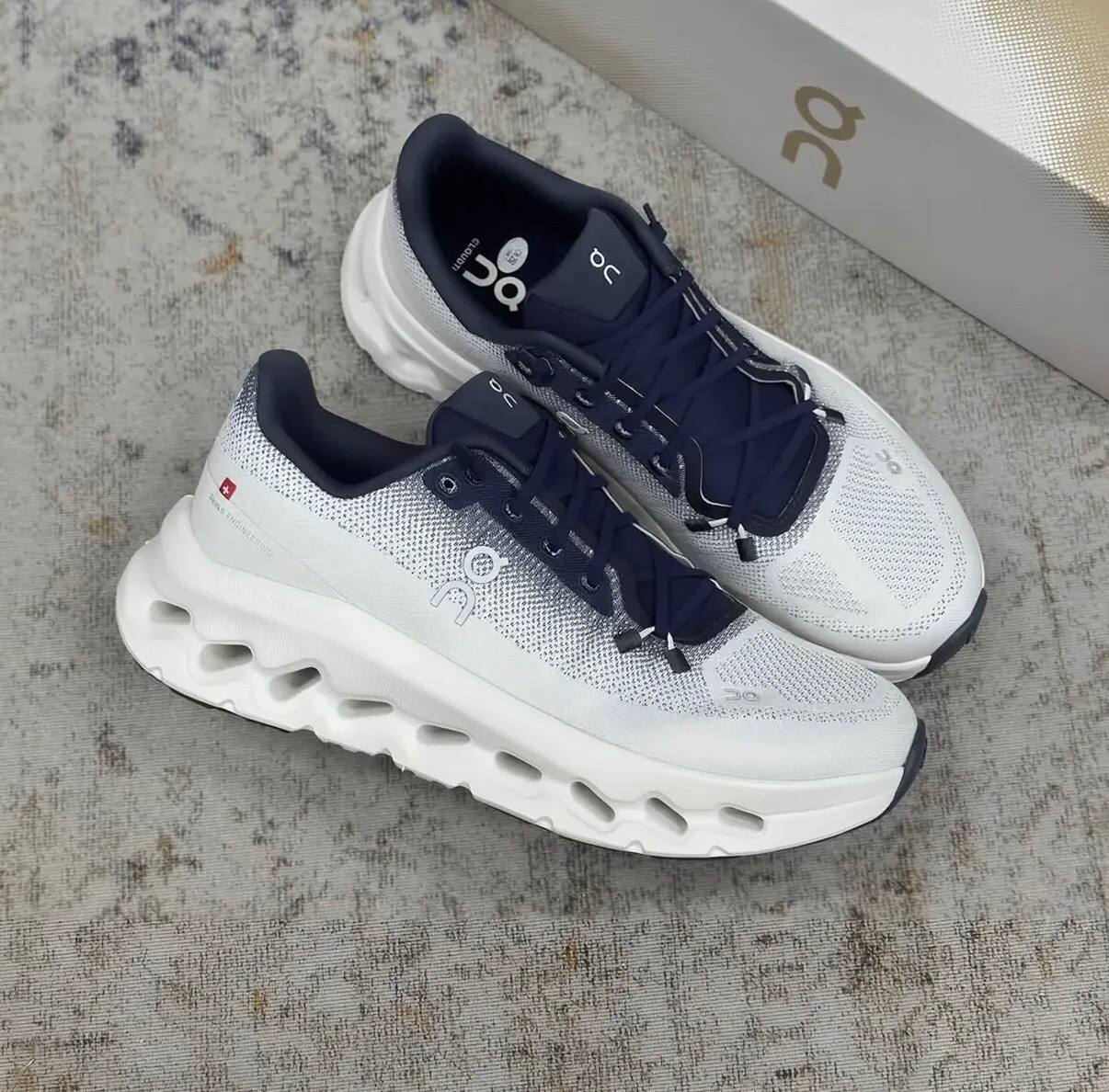 On Cloud Sneaker White/Blue - NV ESSENTIALS