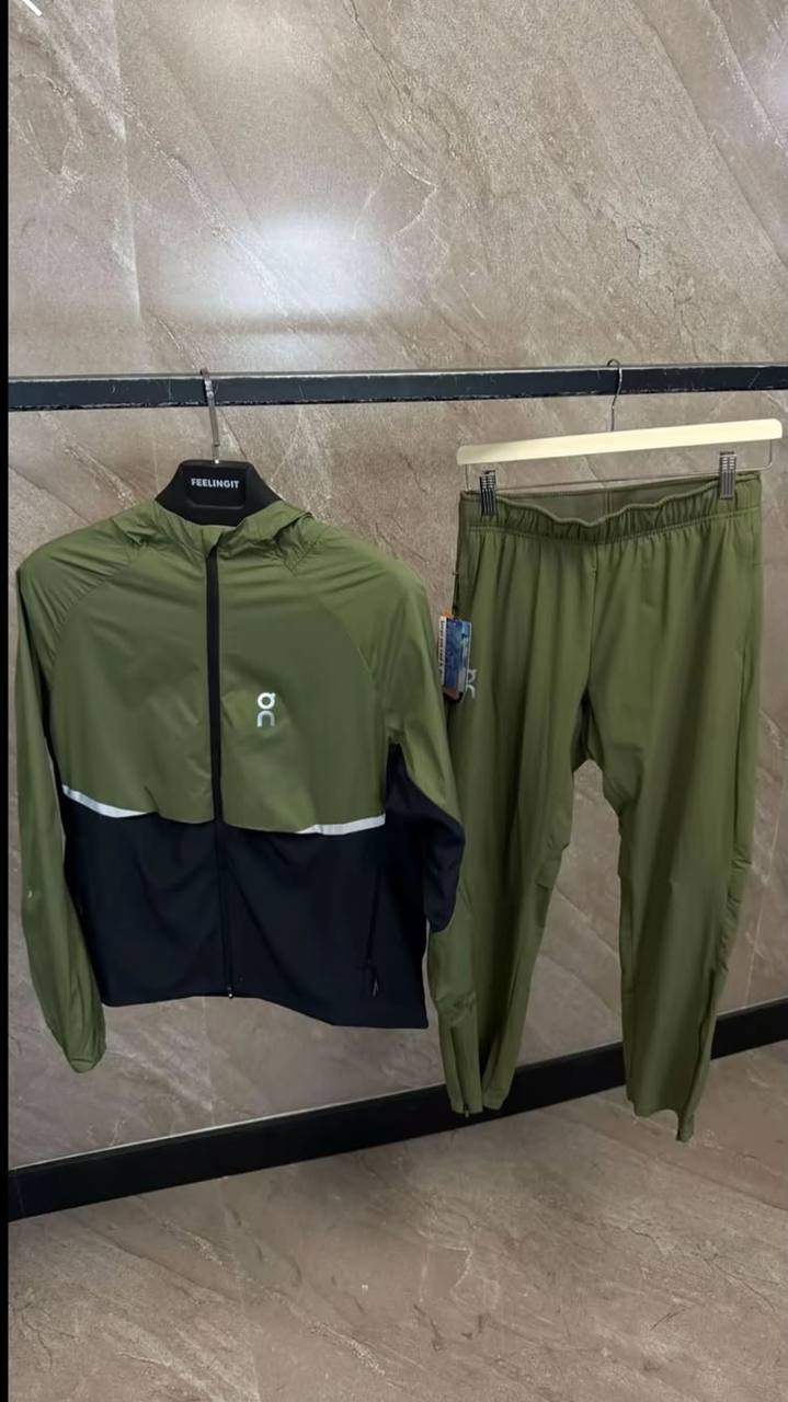 On Running Ensemble Khaki/Black - NV ESSENTIALS