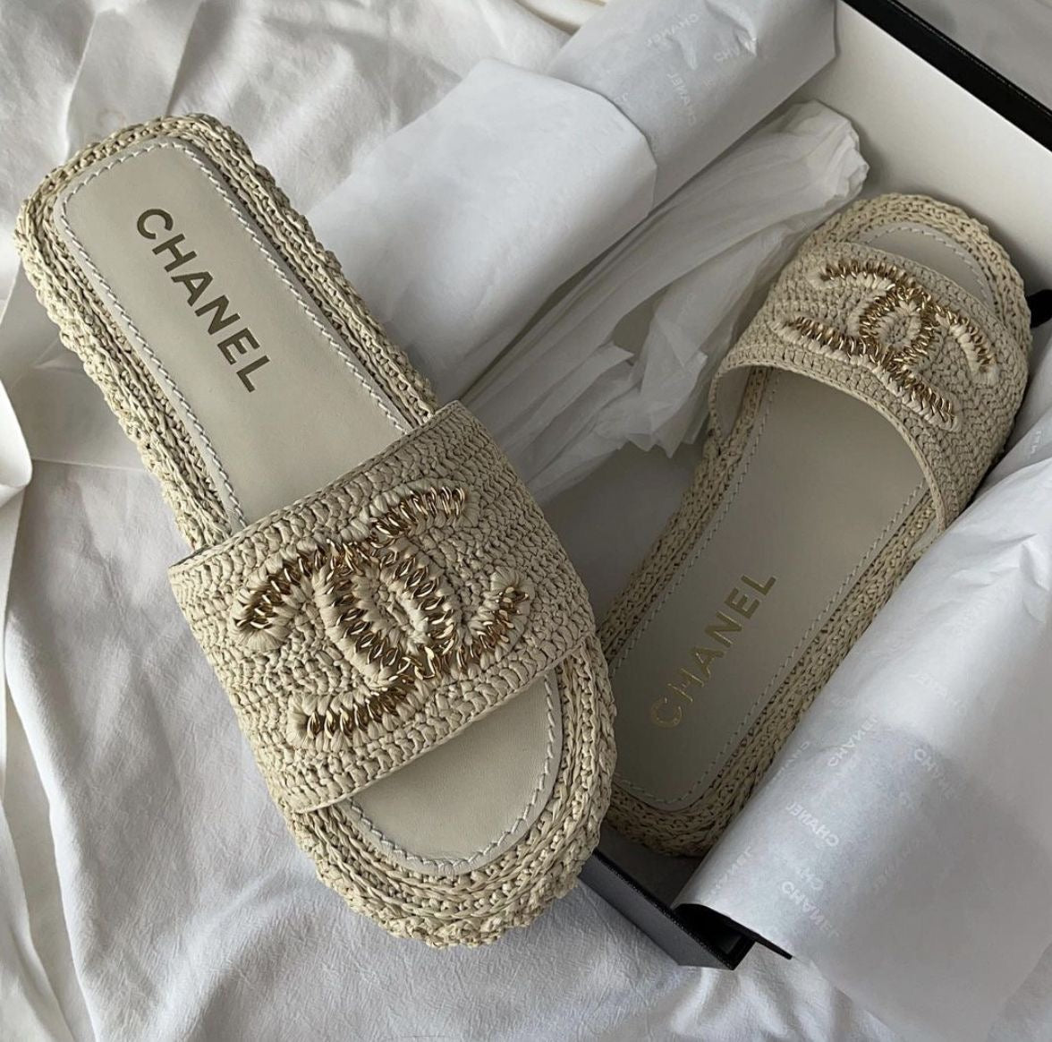 SANDY BEACH SANDALS - NV ESSENTIALS